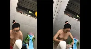 Quay lén học sinh nữ cạnh nhà tắm