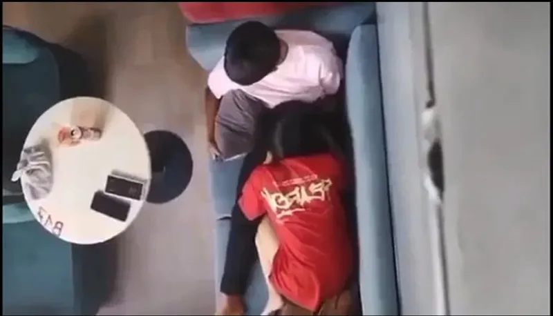Quay lén người tình bú bú cho em gái nơi công cộng