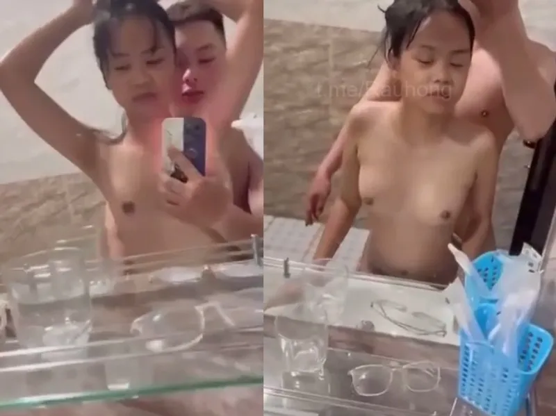 Dáng mảnh em cùng thằng bồ phang trước gương quay kỉ niệm